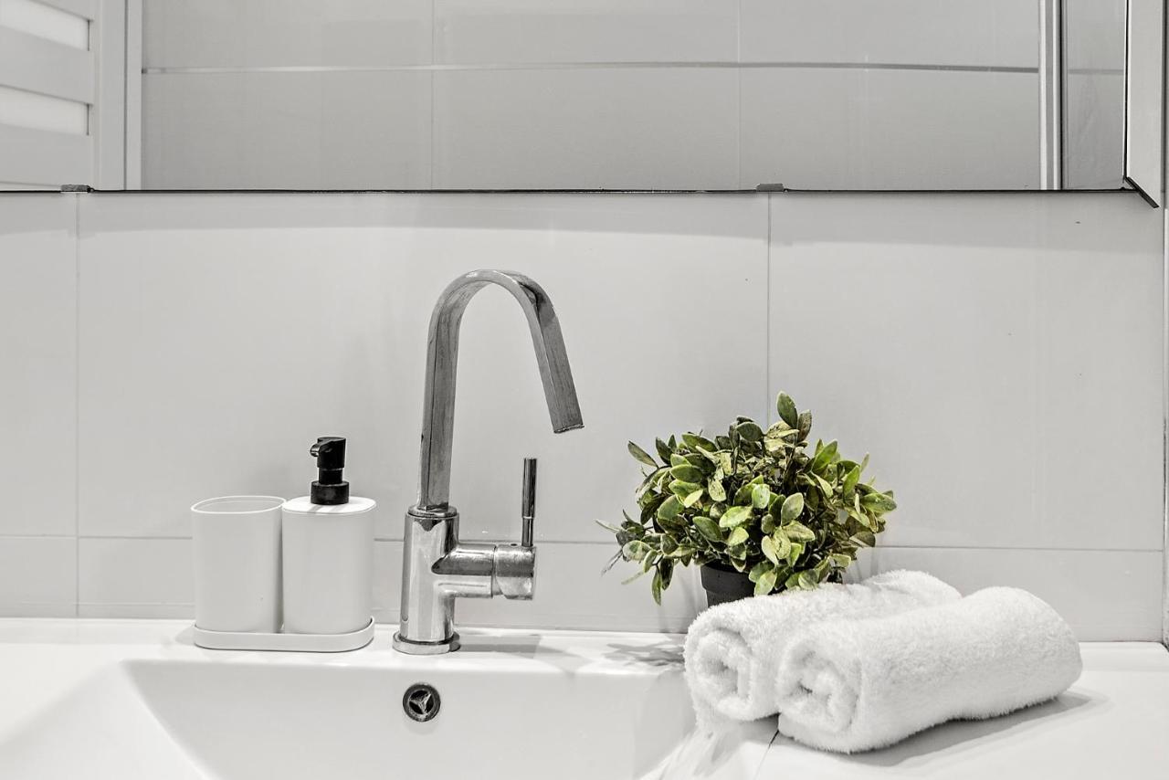 תל אביב Glorious Renovated Apartment On Top Of The Beach מראה חיצוני תמונה